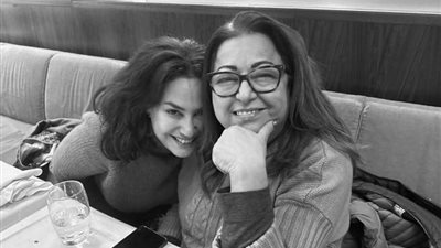 أول تعليق من هند صبري بعد وفاة والدتها: كيف يدور العالم بدون أمّ؟