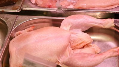 لا تغسلوا الدجاج قبل الطهي!.. طبيبة توضح السبب