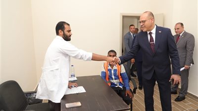 وزير العمل ومحافظ مطروح يتفقدان قوافل طبية تقدم خدمات صحية للعمالة غير المنتظمة بالعلمين