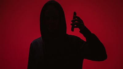 تحذير عاجل.. تطبيقات شهيرة تراقبك وتهدد خصوصيتك