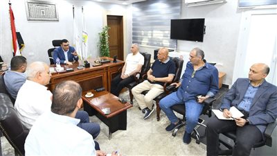 وزير الإسكان يعقد اجتماعًا لمتابعة مشروعات مركز مارينا العلمين السياحي