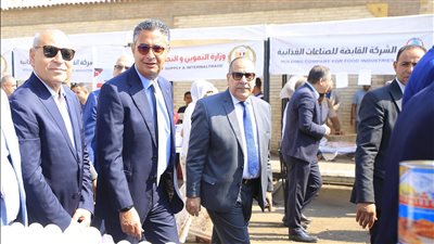 وزير التموين ومحافظ القاهرة يفتتحان سوق 