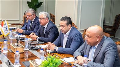 رئيس اقتصادية قناة السويس يستقبل وفدًا تجاريًا صينيًا رفيع المستوى 