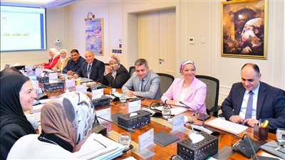 وزير الإسكان يعقد اجتماعًا مع مسئولي شركة 