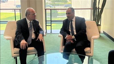 وزير الخارجية يلتقى مع رئيس الوزراء الفلسطيني على هامش أعمال المؤتمر الدولي رفيع المستوى للتسوية السلمية لقضية فلسطين