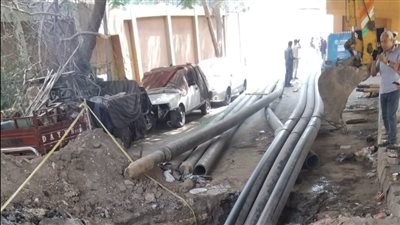 وزارة الكهرباء: الأطقم العاملة تواصل جهودها للانتهاء من مد مصدر التغذية الكهربائية الإضافي إلى محطة محولات جزيرة الدهب