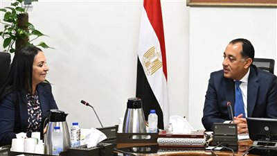 رئيس الوزراء يُتابع مع وزيرة التضامن الاجتماعي ملفات عمل الوزارة