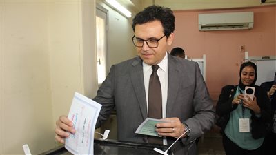 وزير الثقافة يُدلي بصوته في انتخابات مجلس الشيوخ
