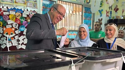 وزير الطيران المدني يُدلي بصوته في انتخابات مجلس الشيوخ بمقر لجنته الانتخابية