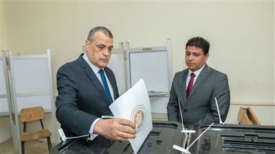 وزير الدولة للإنتاج الحربي يُدلي بصوته في انتخابات مجلس الشيوخ