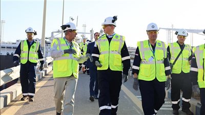 في إطار التعاون الإقليمي بين مصر والأردن.. وزير البترول يتفقد بدء تجارب التشغيل لسفينة التغييز 