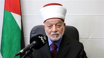 الاحتلال يصدر قرارا بإبعاد مفتى القدس 6 أشهر عن المسجد الأقصى (تفاصيل) 