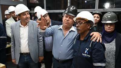 وزير الصناعة والنقل يتفقد 6 مصانع متخصصة في درفلة وجلفنة وطلاء ألواح الصلب المسطح وإنتاج النسيج بالشرقية