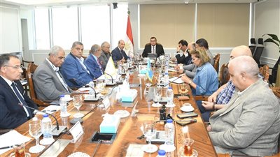 وزير الإسكان يعقد اجتماعًا مع الشركات المنفذة لمشروع حدائق تلال الفسطاط