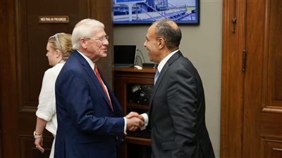 وزير الخارجية والهجرة يلتقي السيناتور 