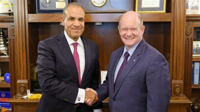 وزير الخارجية والهجرة يلتقي السيناتور 