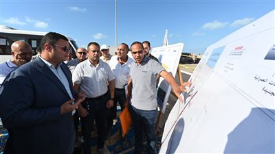 وزير الإسكان يتفقد مشروع بحيرات 