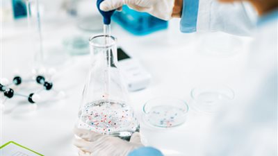 مشروبات يومية شائعة تحتوي على أكبر كمية من الجزيئات البلاستيكية الدقيقة