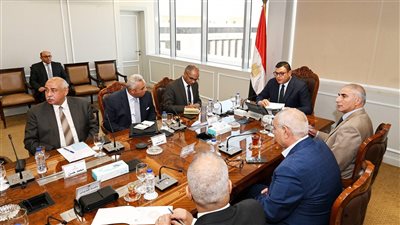  وزير الإسكان يعقد اجتماعًا موسعًا مع رؤساء وممثلي الجهات التابعة للوزارة 
