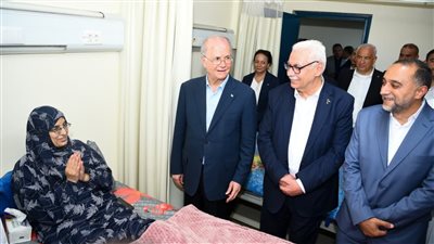 وزير الخارجية يرافق رئيس الوزراء الفلسطيني لزيارة الجرحى الفلسطينيين بمستشفى العريش العام