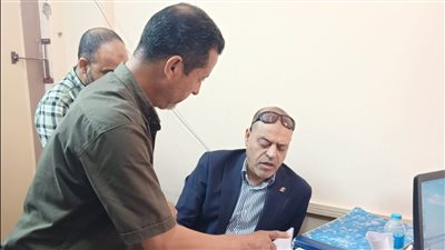 وزير العمل يقوم بزيارة مفاجئة إلى مكتبي عمل الضبعة والعلمين