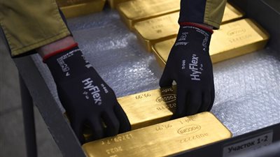 الذهب يتراجع من ذروته القياسية