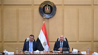 وزير الصناعة والنقل ووزير الزراعة يبحثان التوسع في تصنيع الزبيب وتوطين صناعة الكتان