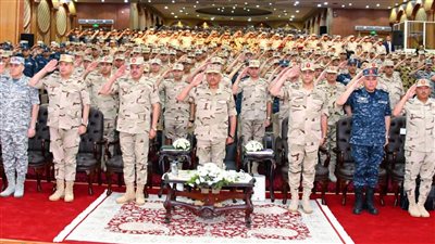 الفريق أول عبد المجيد صقر القائد العام للقوات المسلحة وزير الدفاع والإنتاج الحربى يلتقى بعدد من مقاتلى المنطقة الشمالية العسكرية