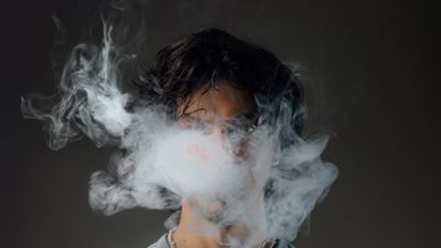 نتائج مقلقة.. أضرار صحية مدمّرة للتدخين الإلكتروني بين الشباب