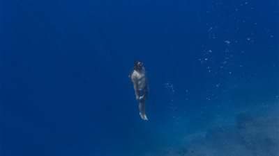 نصف ساعة!.. غواص كرواتي يحطّم الأرقام القياسية بحبس أنفاسه تحت الماء