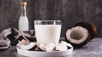 الحليب النباتي.. بديل مفيد أم خطر خفي؟