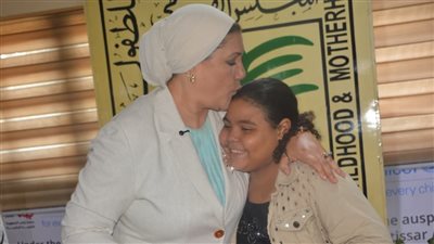 رئيسة المجلس القومي للطفولة والأمومة تكرم الطفلة 