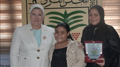 القومى للطفولة يكرم طفلة كيس الشبسى 