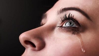 لماذا تدمع عيناك؟.. أهم الأسباب والحلول الطبية