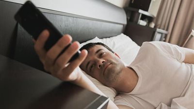 مخاطر استخدام الهاتف فور الاستيقاظ من النوم