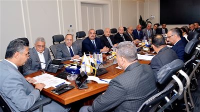 وزير التموين يجتمع مع قيادات الشركة القابضة والشركات التابعة لمتابعة توافر السلع وضبط الأسواق