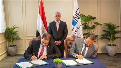 باستثمارات 970 مليون جنيه.. رئيس اقتصادية قناة السويس يشهد توقيع عقد مشروع شركة “CWA” للمنسوجات بالمنطقة الصناعية