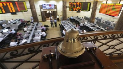 البنك التجاري يقود هبوط المؤشر الرئيسي للبورصة بمنتصف تعاملات الأحد