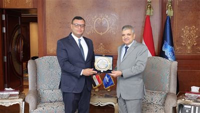 الفريق أسامة ربيع ووزير الإسكان يبحثان إمكانية إنشاء محطات لتحلية المياه بمدن القناة