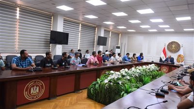 وزير العمل يُسلم عقود لشباب للعمل في دولة الإمارات والبوسنة والهرسك