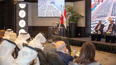 رئيس اقتصادية قناة السويس يستعرض الفرص الاستثمارية بالهيئة في جلسة 