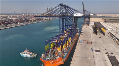 وزير الصناعة والنقل يعلن استقبال رصيف محطة هاتشيسون رقم 1 بميناء السخنة السفينة المتخصصة ZHEN HUA 23 