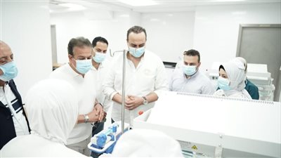 وزير الصحة والسكان ومحافظ الأقصر يجريان جولة تفقدية بعدد من منشآت هيئة الرعاية بالأقصر يرافقهم رئيس هيئة الرعاية الصحية