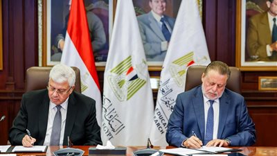 محافظ البنك المركزي ووزير التعليم العالي يوقعان بروتوكولي تعاون لتوفير منح جامعية للطلاب المتفوقين غير القادرين