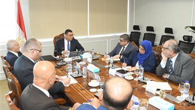 وزير الإسكان يعقد اجتماعاً لمتابعة سير العمل بقطاعات هيئة المجتمعات العمرانية الجديدة