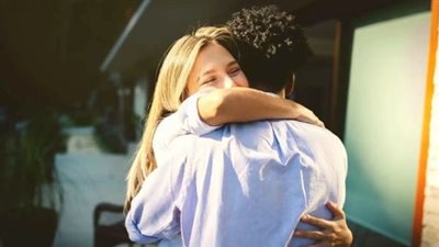 طريقة العناق تكشف خفايا الشخصية ونوع العلاقة