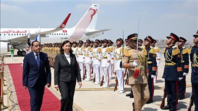 رئيس الوزراء يستقبل نظيرته التونسية بمطار القاهرة الدولي