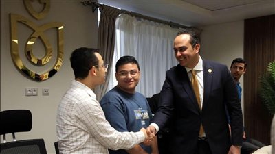 رئيس هيئة الرعاية الصحية يلتقي أوائل الثانوية العامة