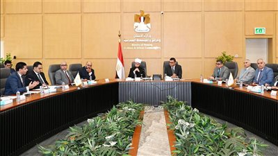 وزيرا الإسكان والأوقاف يناقشان عدداً من الموضوعات المشتركة بين الوزارتين