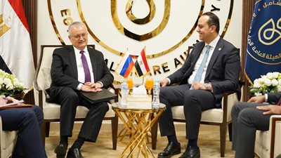 رئيس الرعاية الصحية يلتقي السفير الروسي لدى مصر لمتابعة مشروعات الاستثمار الصحي ونقل الخبرات الروسية في الطب النووي
